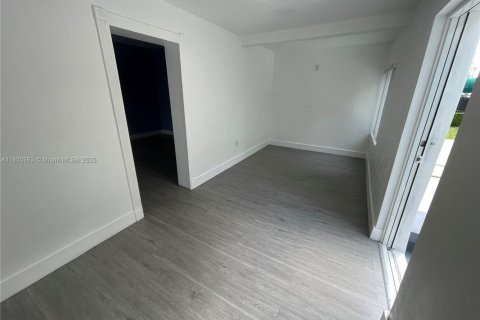 House in Miami, Florida 3 bedrooms, 204.38 sq.m. № 1685947 - photo 5