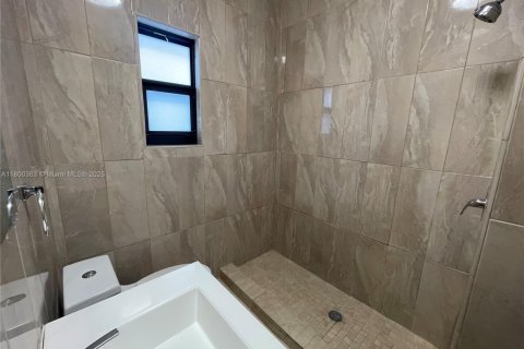House in Miami, Florida 3 bedrooms, 204.38 sq.m. № 1685947 - photo 24
