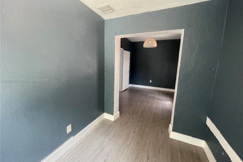 House in Miami, Florida 3 bedrooms, 204.38 sq.m. № 1685947 - photo 14