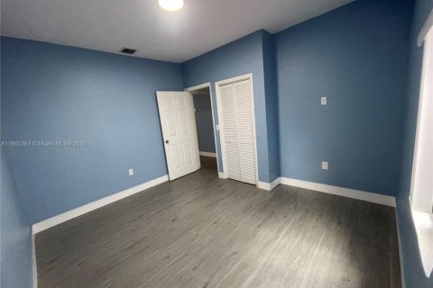 House in Miami, Florida 3 bedrooms, 204.38 sq.m. № 1685947 - photo 20