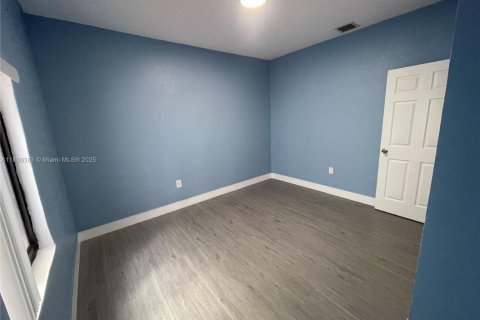 House in Miami, Florida 3 bedrooms, 204.38 sq.m. № 1685947 - photo 19
