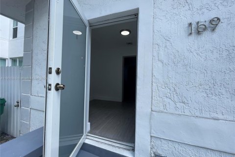 House in Miami, Florida 3 bedrooms, 204.38 sq.m. № 1685947 - photo 2