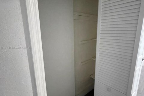 House in Miami, Florida 3 bedrooms, 204.38 sq.m. № 1685947 - photo 25