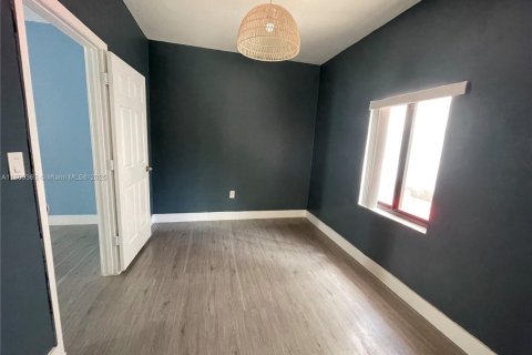 House in Miami, Florida 3 bedrooms, 204.38 sq.m. № 1685947 - photo 12