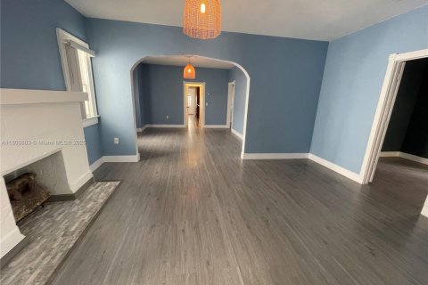 House in Miami, Florida 3 bedrooms, 204.38 sq.m. № 1685947 - photo 8