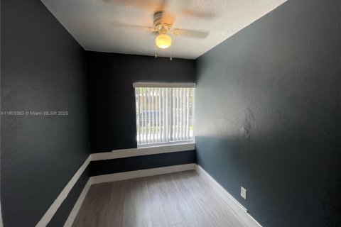 House in Miami, Florida 3 bedrooms, 204.38 sq.m. № 1685947 - photo 13
