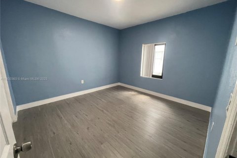 House in Miami, Florida 3 bedrooms, 204.38 sq.m. № 1685947 - photo 26