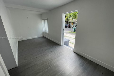 House in Miami, Florida 3 bedrooms, 204.38 sq.m. № 1685947 - photo 6