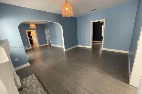 House in Miami, Florida 3 bedrooms, 204.38 sq.m. № 1685947 - photo 1