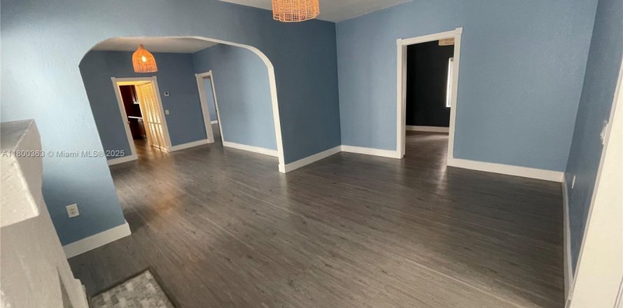 House in Miami, Florida 3 bedrooms, 204.38 sq.m. № 1685947