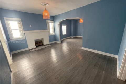 House in Miami, Florida 3 bedrooms, 204.38 sq.m. № 1685947 - photo 9