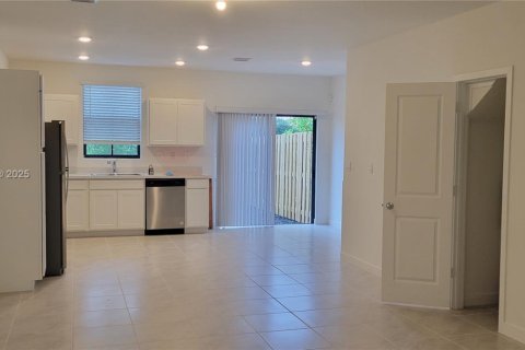 Снять в аренду таунхаус в Флорида-Сити, Флорида 3 спальни, № 1943368 - фото 2