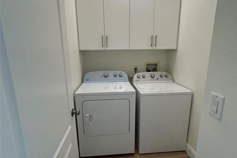 Townhouse in Sorrento, Florida 3 bedrooms, 193.89 sq.m. № 2197579 - photo 16