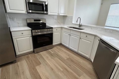 Townhouse in Sorrento, Florida 3 bedrooms, 193.89 sq.m. № 2197579 - photo 6