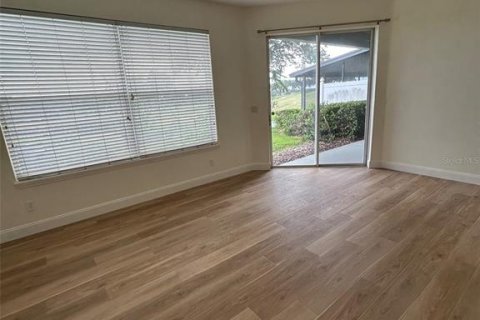 Townhouse in Sorrento, Florida 3 bedrooms, 193.89 sq.m. № 2197579 - photo 8