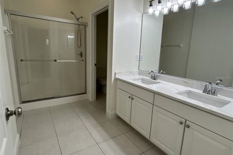 Townhouse in Sorrento, Florida 3 bedrooms, 193.89 sq.m. № 2197579 - photo 14