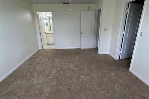 Townhouse in Sorrento, Florida 3 bedrooms, 193.89 sq.m. № 2197579 - photo 20
