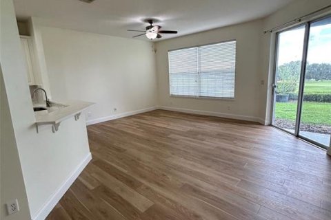 Townhouse in Sorrento, Florida 3 bedrooms, 193.89 sq.m. № 2197579 - photo 10