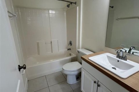Townhouse in Sorrento, Florida 3 bedrooms, 193.89 sq.m. № 2197579 - photo 22