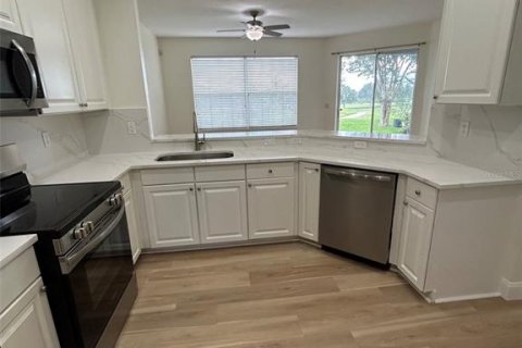 Townhouse in Sorrento, Florida 3 bedrooms, 193.89 sq.m. № 2197579 - photo 7