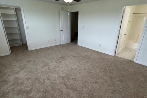Townhouse in Sorrento, Florida 3 bedrooms, 193.89 sq.m. № 2197579 - photo 23