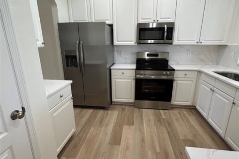 Townhouse in Sorrento, Florida 3 bedrooms, 193.89 sq.m. № 2197579 - photo 5