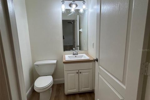 Townhouse in Sorrento, Florida 3 bedrooms, 193.89 sq.m. № 2197579 - photo 4