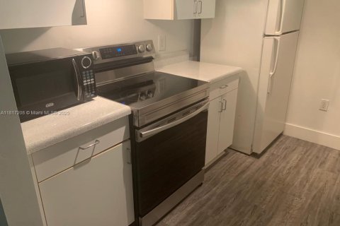 Снять в аренду кондоминиум в Коконат Крик, Флорида 2 спальни, 77.48м2, № 1982167 - фото 3