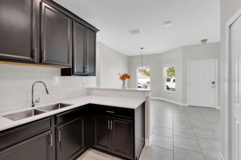 Townhouse in Davenport, Florida 2 bedrooms, 139.82 sq.m. № 2093490 - photo 8