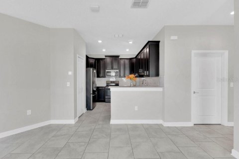 Townhouse in Davenport, Florida 2 bedrooms, 139.82 sq.m. № 2093490 - photo 5