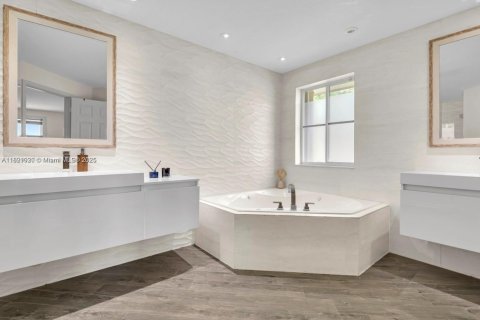 Casa en venta en Weston, Florida, 6 dormitorios, 376.07 m2 № 1944425 - foto 22