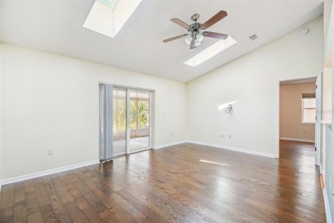 Villa ou maison à vendre à Weeki Wachee, Floride: 3 chambres, 121.89 m2 № 2094289 - photo 4