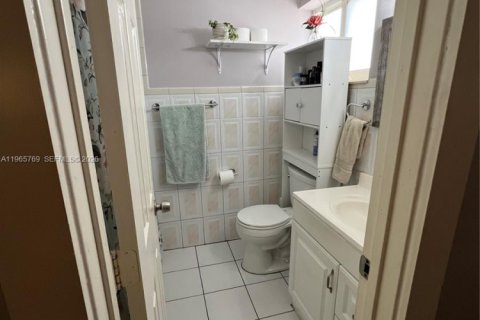 House in Miami, Florida 3 bedrooms, 112.69 sq.m. № 2081243 - photo 10