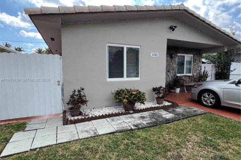 House in Miami, Florida 3 bedrooms, 112.69 sq.m. № 2081243 - photo 2