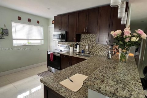House in Miami, Florida 3 bedrooms, 112.69 sq.m. № 2081243 - photo 6