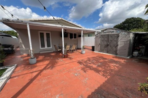 House in Miami, Florida 3 bedrooms, 112.69 sq.m. № 2081243 - photo 3