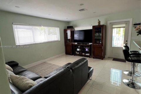 House in Miami, Florida 3 bedrooms, 112.69 sq.m. № 2081243 - photo 4
