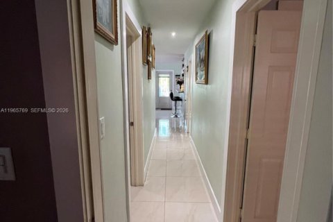 House in Miami, Florida 3 bedrooms, 112.69 sq.m. № 2081243 - photo 15