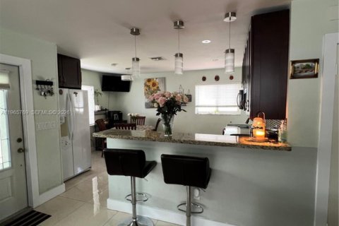 House in Miami, Florida 3 bedrooms, 112.69 sq.m. № 2081243 - photo 5