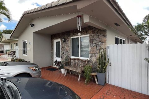 House in Miami, Florida 3 bedrooms, 112.69 sq.m. № 2081243
