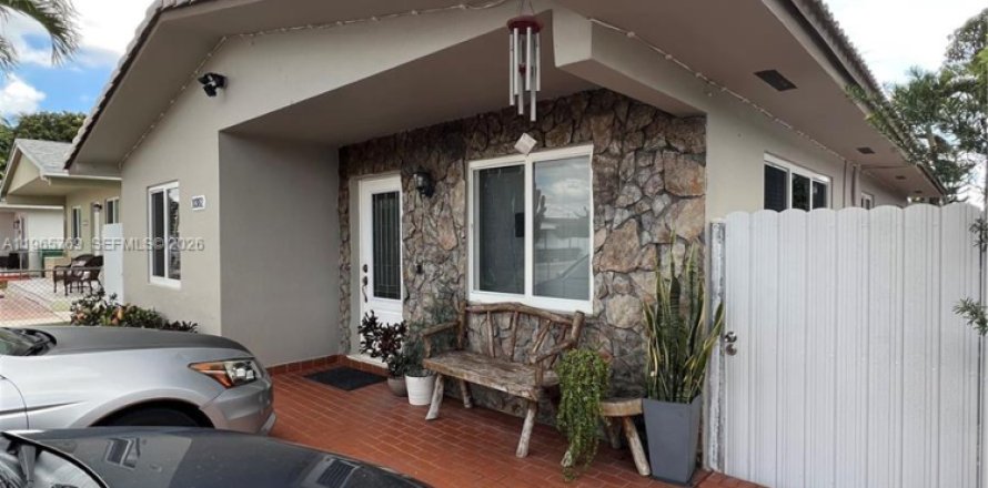 House in Miami, Florida 3 bedrooms, 112.69 sq.m. № 2081243
