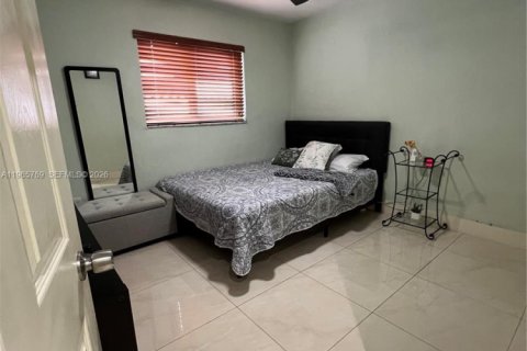 House in Miami, Florida 3 bedrooms, 112.69 sq.m. № 2081243 - photo 11