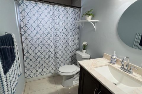 House in Miami, Florida 3 bedrooms, 112.69 sq.m. № 2081243 - photo 13
