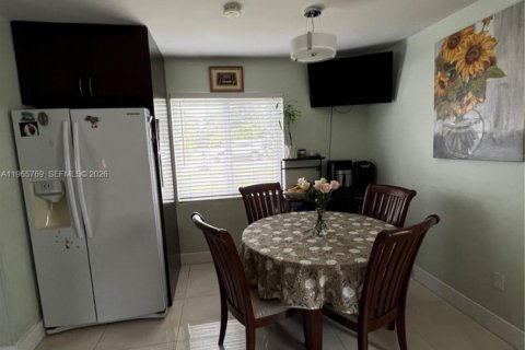 House in Miami, Florida 3 bedrooms, 112.69 sq.m. № 2081243 - photo 7