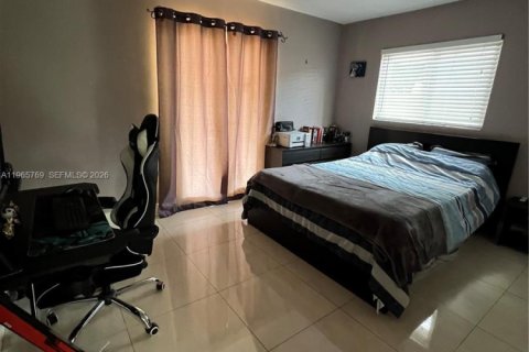 House in Miami, Florida 3 bedrooms, 112.69 sq.m. № 2081243 - photo 12