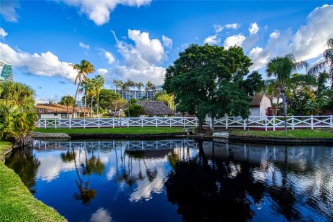 Casa en venta en Hallandale Beach, Florida, 2 dormitorios, 156.08 m2 № 1993180 - foto 2