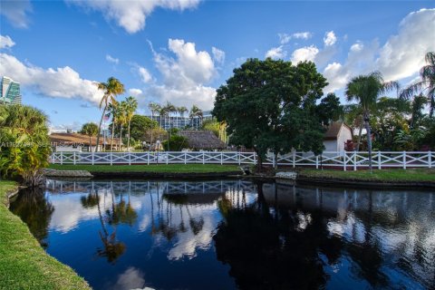 Casa en venta en Hallandale Beach, Florida, 2 dormitorios, 156.08 m2 № 1993180 - foto 1