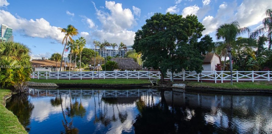Casa en Hallandale Beach, Florida 2 dormitorios, 156.08 m2 № 1993180