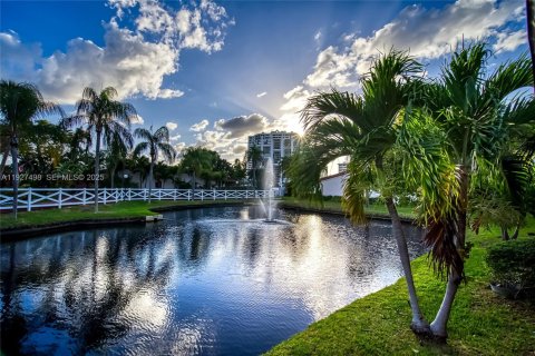 Casa en venta en Hallandale Beach, Florida, 2 dormitorios, 156.08 m2 № 1993180 - foto 3