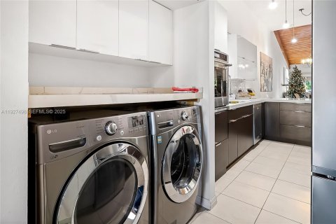 Casa en venta en Hallandale Beach, Florida, 2 dormitorios, 156.08 m2 № 1993180 - foto 25